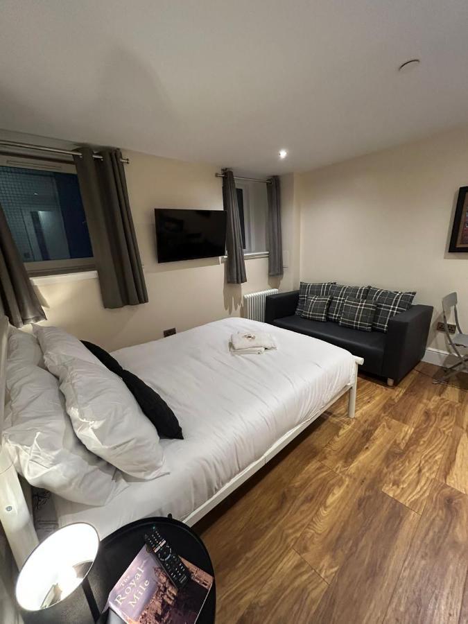 Modern Double Room With Sofa เอดินบะระ ภายนอก รูปภาพ